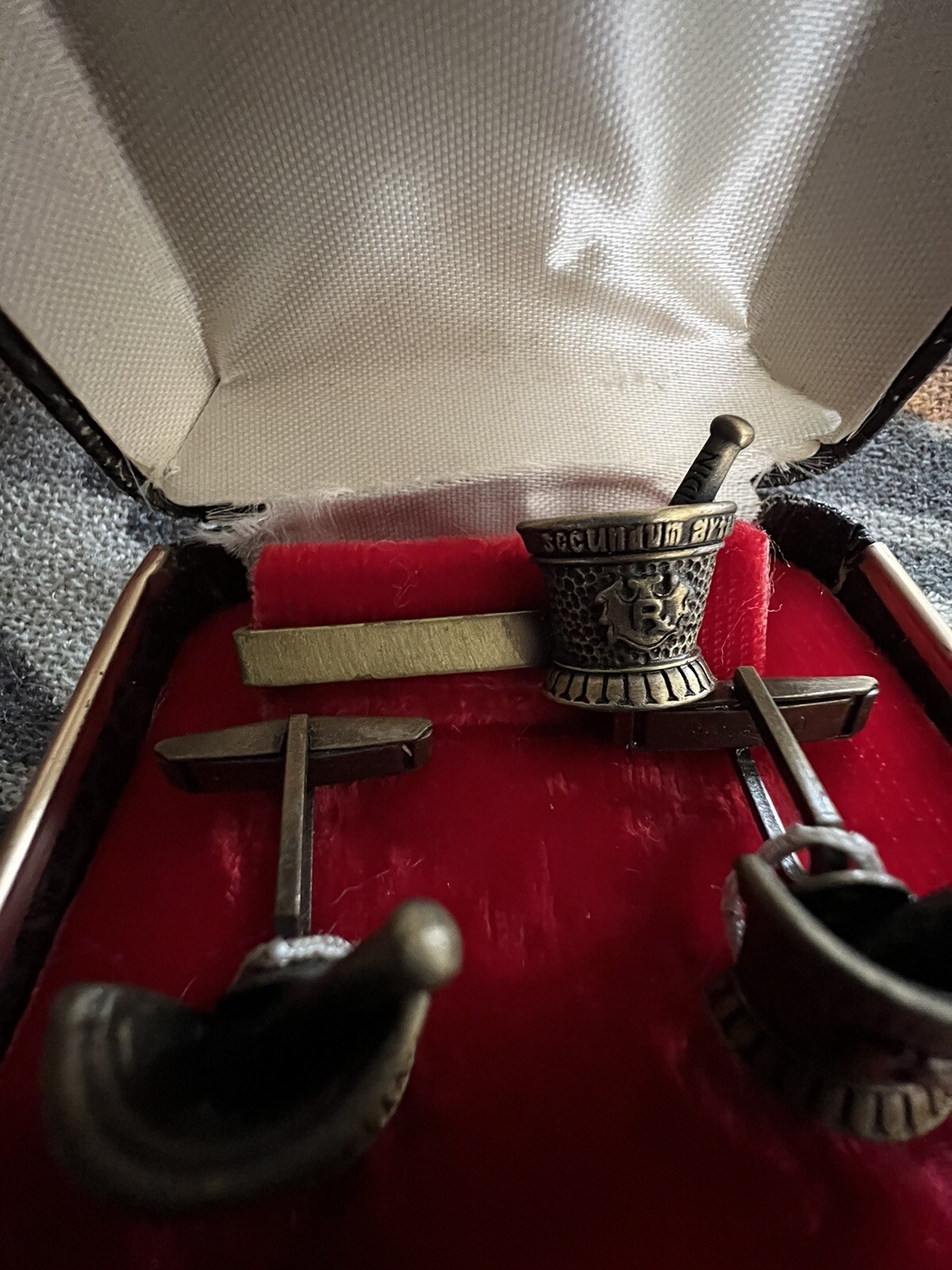 Vtg 60’s Mortar & Pestle RX Pharmacy Medical Bronze Tone Cufflinks & Tiebar set