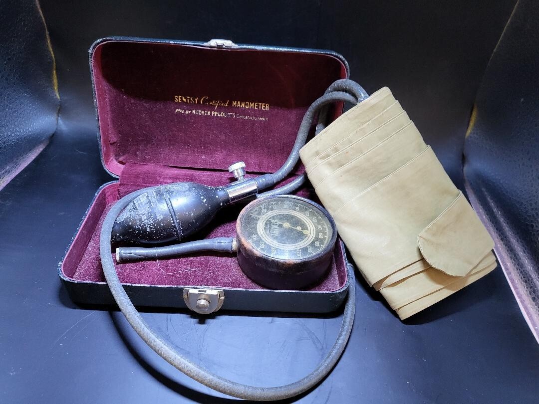 VINTAGE CERTIDIED SENTRY PORTABLE SPHYGMOMANOMETER IN CASE