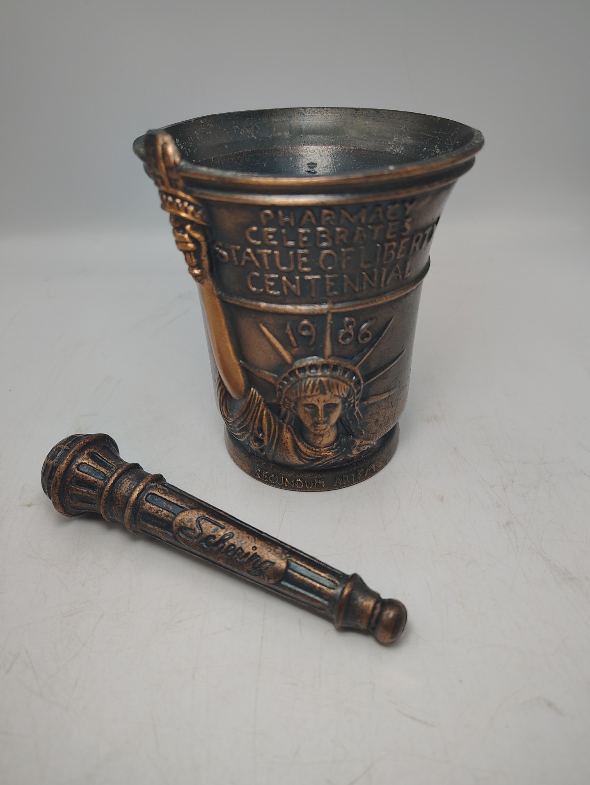 VTG 1986 Schering Corp Mortar & Pestle Statue of Liberty Centennial Bronze Finis