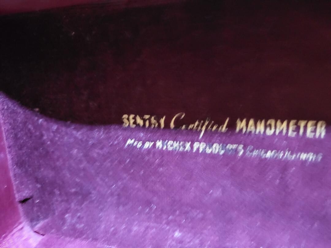 VINTAGE CERTIDIED SENTRY PORTABLE SPHYGMOMANOMETER IN CASE