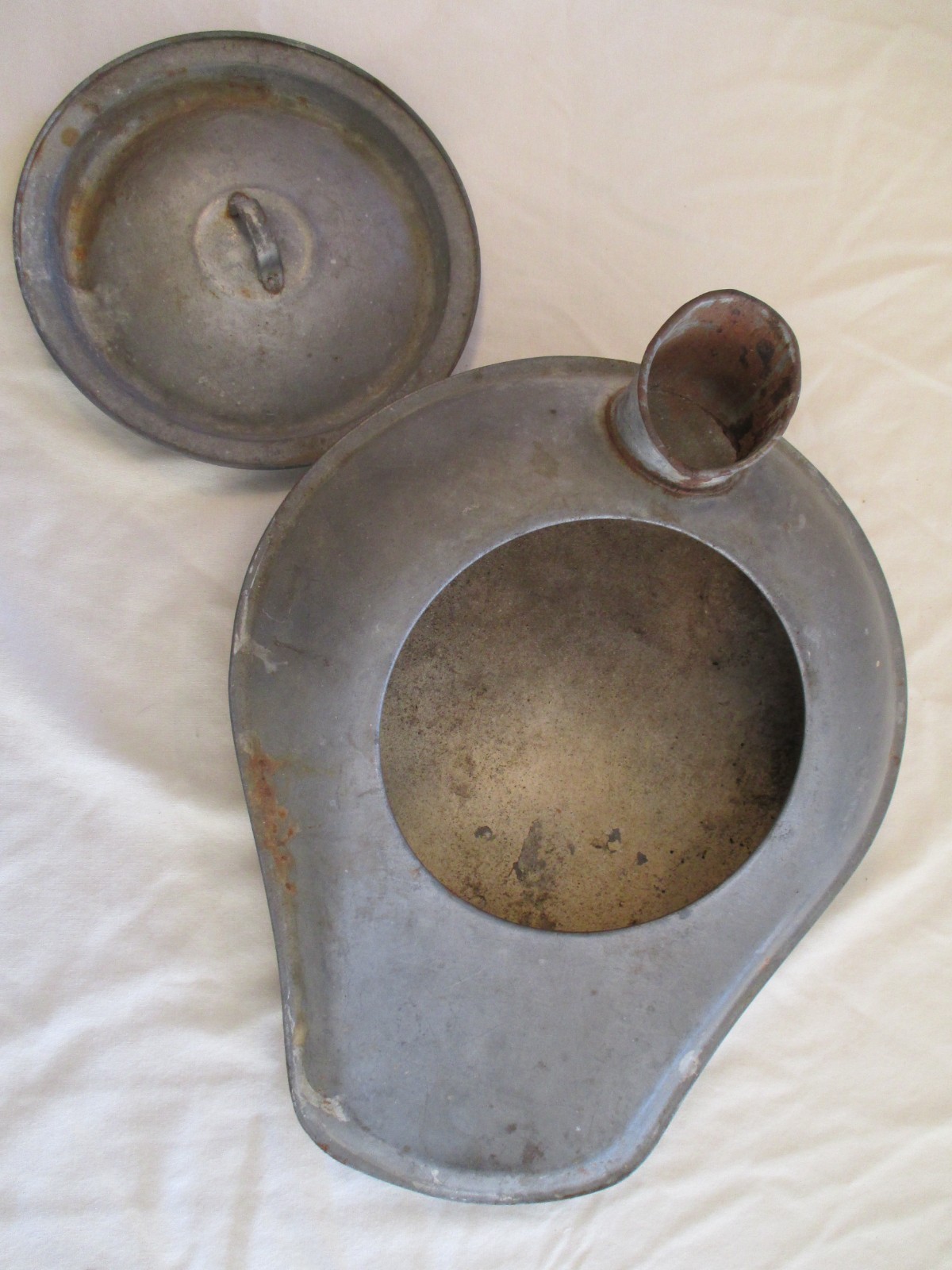 Vintage Unbranded Metal Bedpan/Urinal with Lid