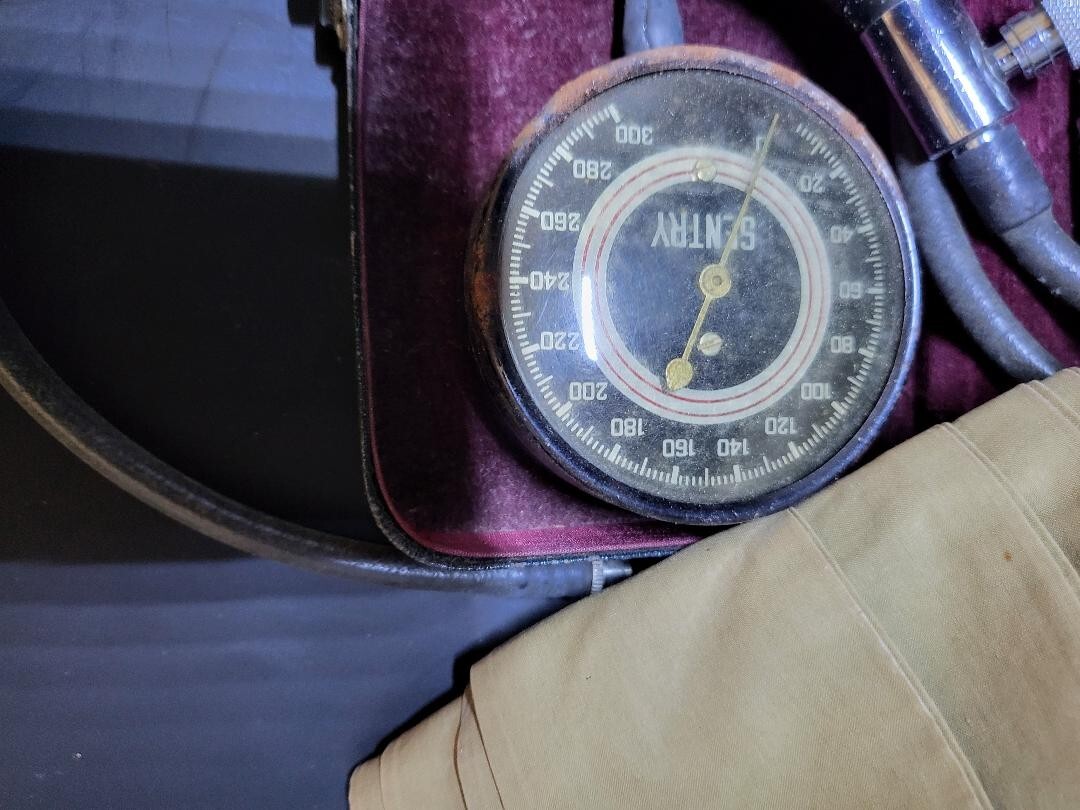 VINTAGE CERTIDIED SENTRY PORTABLE SPHYGMOMANOMETER IN CASE