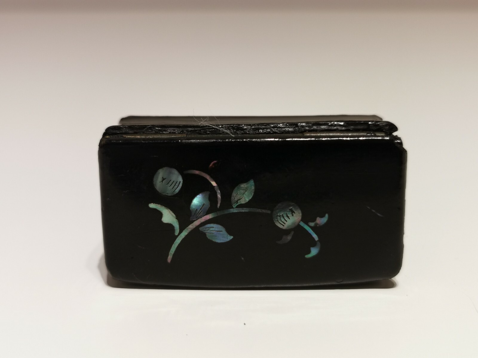 VINTAGE CHINA POCKET BLACK LACQUER WOODEN PILL BOX WITH MOTHER OF PEARL FLOWER
