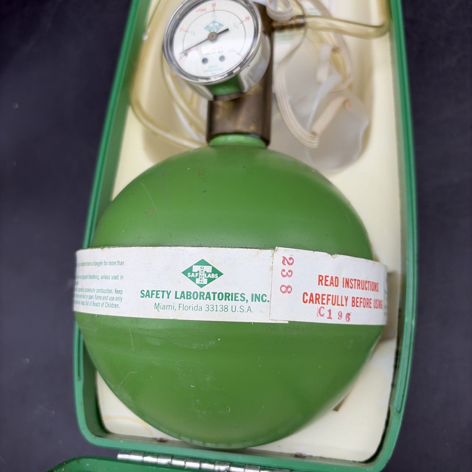Vntg SafTLabs Portable Oxygen Kit Green Sphere Tank Carrying Case S-2000