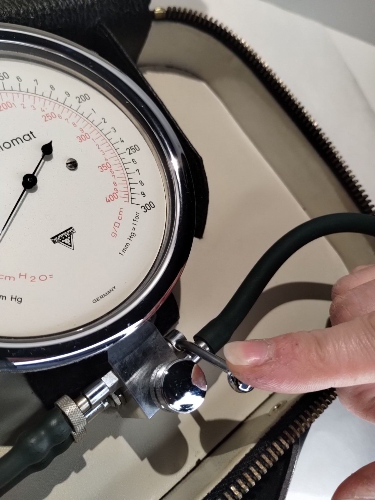 Vtg Riester Oscillomat Blood Pressure Device Sphygmomanometer Portable Germany