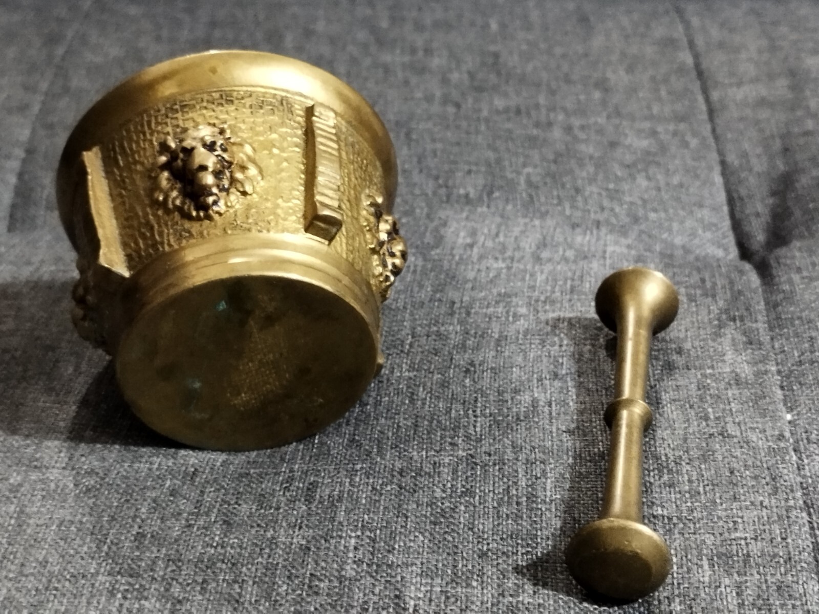 MALL BRONZE BRASS MORTAR AND PESTLE / Lion head figure