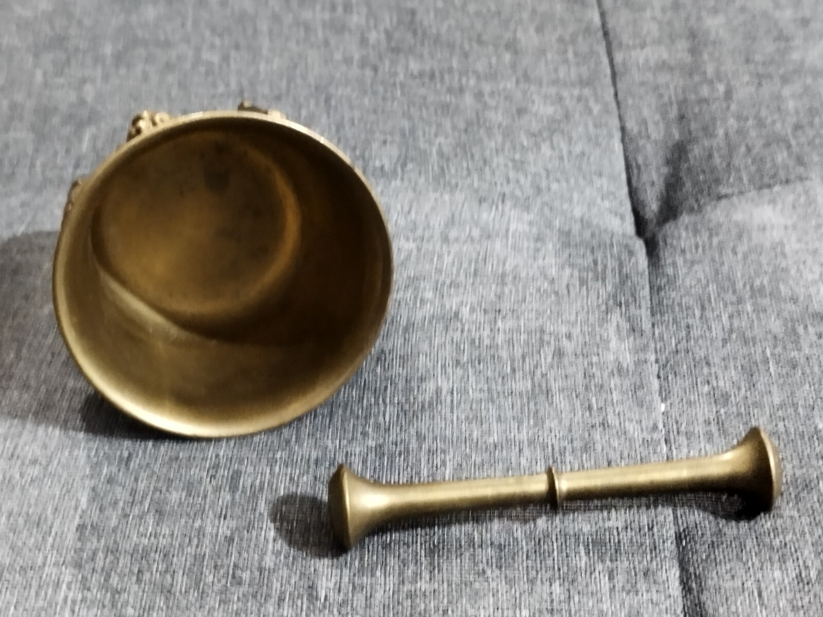 MALL BRONZE BRASS MORTAR AND PESTLE / Lion head figure